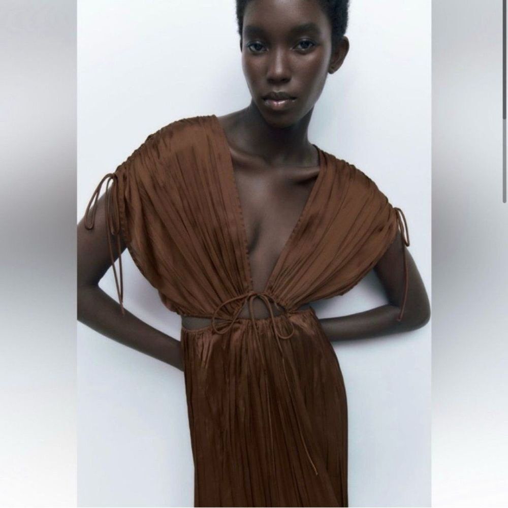 BROWN SATIN EFFECT CUT OUT PLEATEDMAXI DRESS L - Picture 5 of 9